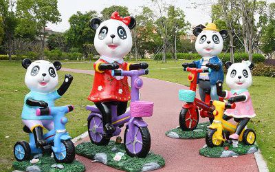 公園玻璃鋼彩繪騎車(chē)的卡通熊貓雕塑