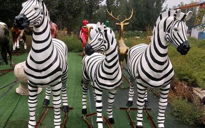 公園里擺放的玻璃鋼彩繪仿真動(dòng)物斑馬雕塑