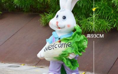 商場擺放一只抱著白菜的卡通玻璃鋼兔子雕塑