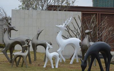 公園別墅玻璃鋼一群散步的梅花鹿雕塑