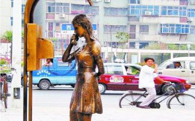 城市街道玻璃鋼仿銅電話亭打電話的女孩雕塑