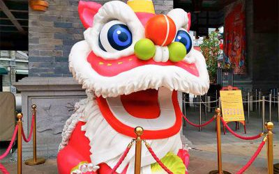 景區(qū)門口擺放卡通創(chuàng)意玻璃鋼彩繪醒獅雕塑