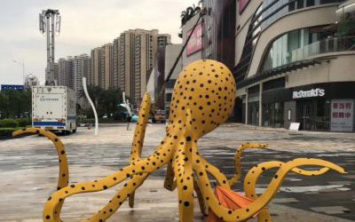 廣場(chǎng)擺放的創(chuàng)意玻璃鋼仿真章魚雕塑