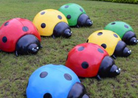 公園里擺放的一群玻璃鋼彩繪七星瓢蟲(chóng)雕塑