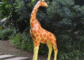 玻璃鋼彩繪公園回頭的長(zhǎng)頸鹿雕塑