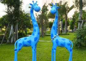 玻璃鋼彩繪公園草坪藍色長頸鹿雕塑