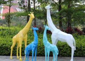 公園玻璃鋼彩繪幾何戶外園林景觀長(zhǎng)頸鹿雕塑