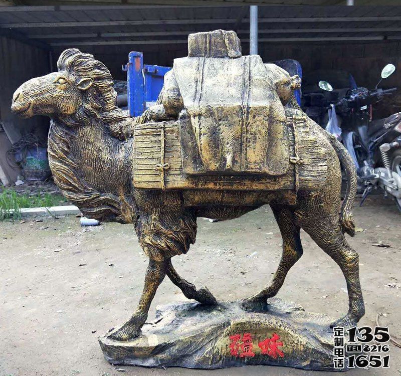 公園街道邊擺放的背著行李行走的玻璃鋼仿真創(chuàng)意駱駝雕塑 公園街道邊擺放的背著行李行走的玻璃鋼仿真創(chuàng)意駱駝雕塑